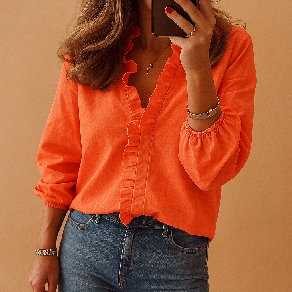 Blouse femme blanche élégante à volants, manches longues. Parfaite pour tenue de bureau ou style chic décontracté.