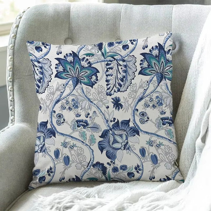 Coussin décoratif floral pour maison, ajoutant une touche d'élégance et de confort à votre intérieur.