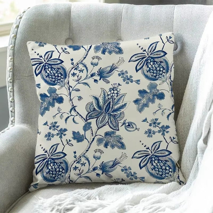 Sublime housse de coussin pour chambre, motif floral raffiné. Confort et décoration chic garantis.
