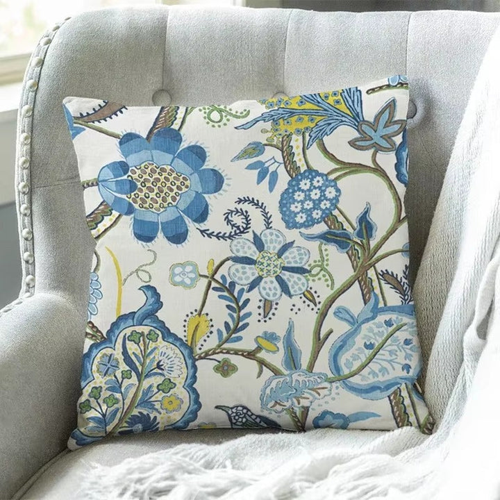 Housse de coussin stylée pour salon, avec un design floral unique, parfait pour un intérieur accueillant.