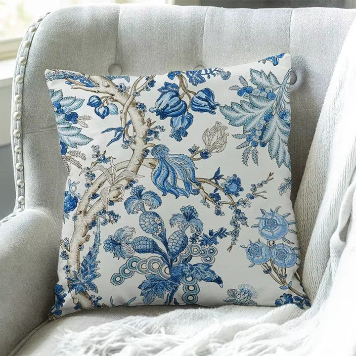 Zoom sur une housse de coussin confortable, motif floral élégant, idéal pour compléter votre décoration.
