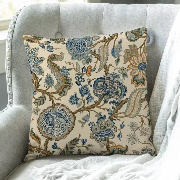 Ensemble de housses de coussin fleuries, apportant gaieté et confort à tout espace de vie intérieur.