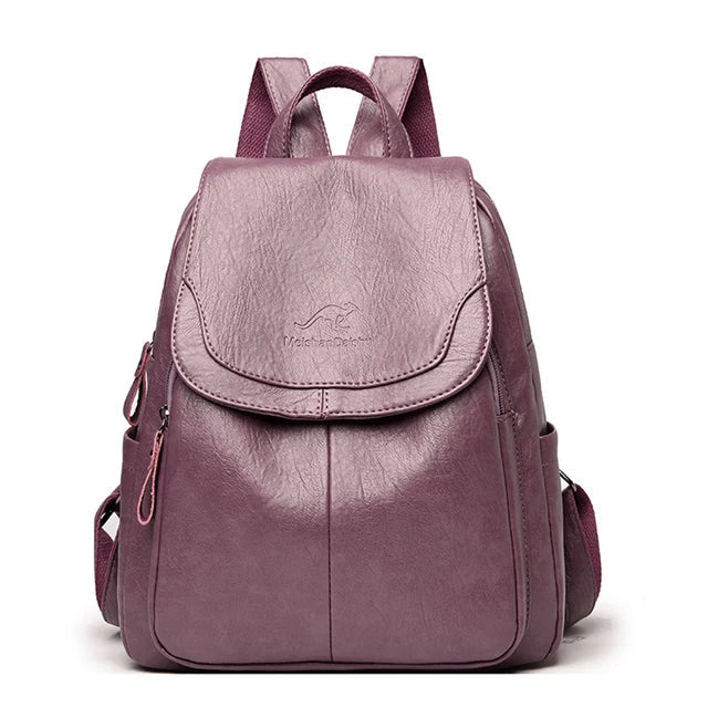Détail du cuir vegan texturé de ce sac à dos femme, alliant style élégant et durabilité.
