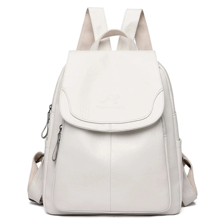 Femme portant un sac à dos en cuir vegan élégant, un accessoire mode idéal pour la ville.