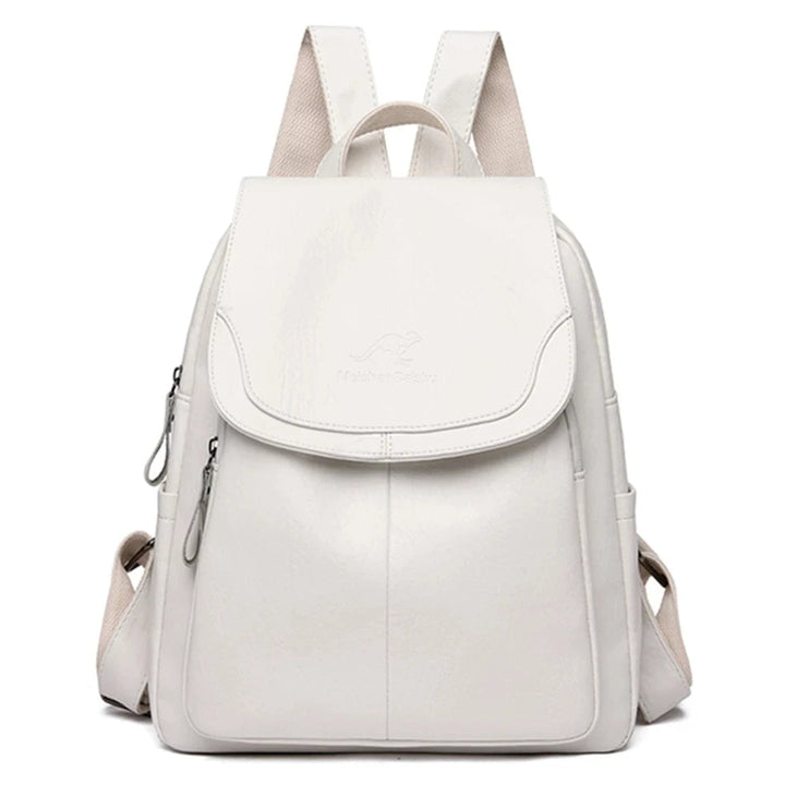 Femme portant un sac à dos en cuir vegan élégant, un accessoire mode idéal pour la ville.