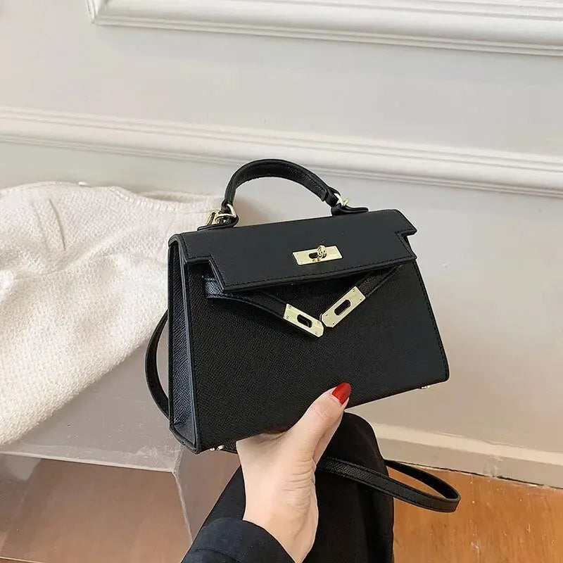 Sac bandoulière femme élégant, en cuir souple, parfait pour un look chic et tendance. Accessoire mode indispensable.