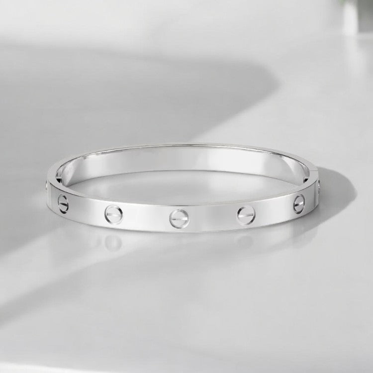 Bijou jonc doré femme. Bracelet élégant et intemporel, accessoire essentiel pour un style sophistiqué.