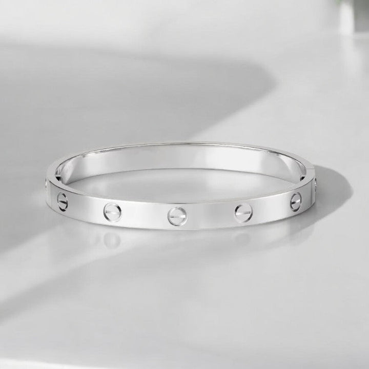 Bijou jonc doré femme. Bracelet élégant et intemporel, accessoire essentiel pour un style sophistiqué.