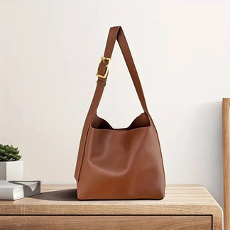 Sac à main élégant en cuir marron pour femme, accessoire de mode polyvalent à porter à l'épaule.
