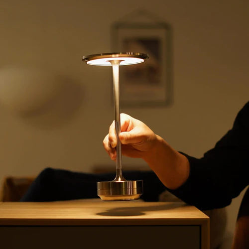 Lampe de table LED sans fil luxe, design élégant pour intérieur ou extérieur moderne.