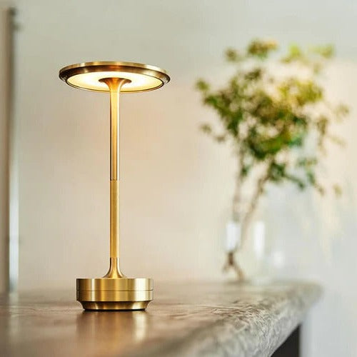 Lampe à poser LED rechargeable, moderne, crée une ambiance lumineuse chaleureuse et flexible.