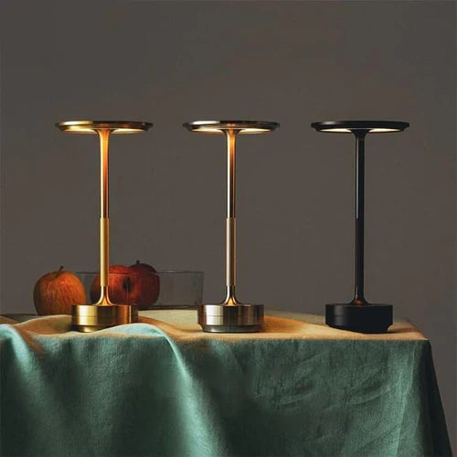 Lampe de table LED élégante, sans fil, pour un design intérieur et extérieur raffiné.