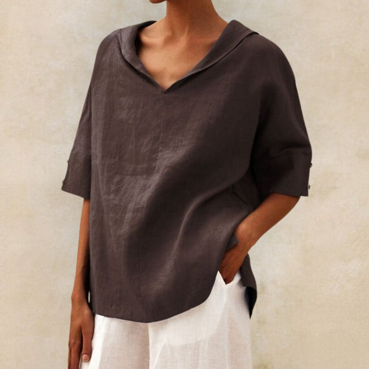 Chemise ample femme décontractée et légère, conçue pour l'été, offrant élégance et grand confort.