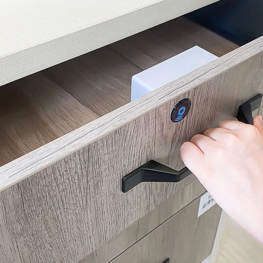 Serrure intelligente Vaultin, invisible, parfaite pour la sécurité meuble en maison connectée.
