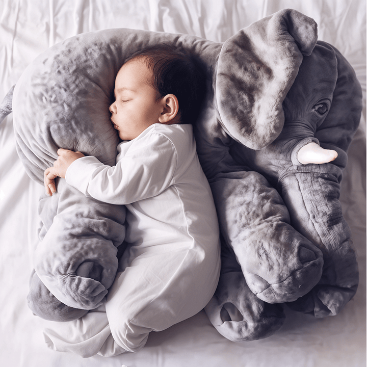 Coussin éléphant en peluche gris doux et confortable pour bébé et enfant, idéal pour le jeu et le repos.