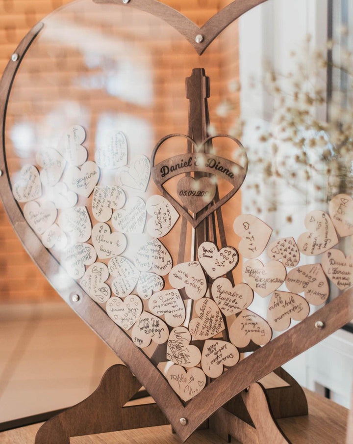 Élégant livre d'or en bois en forme de cœur, parfait pour conserver les messages de votre mariage.