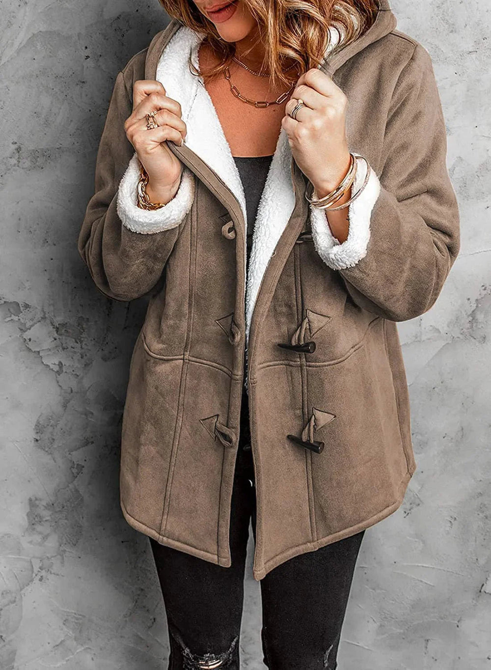 Manteau femme hiver douillet à capuche, assurant confort et protection contre le froid. Style décontracté tendance.