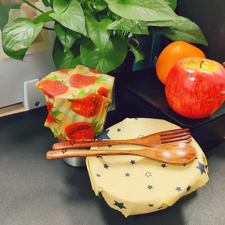 Lot de 3 emballages alimentaires en cire d'abeille, motifs variés, idéaux pour une conservation fraîche et durable.