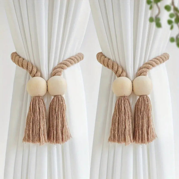 Embrasses rideaux bois naturel et pompons, style rustique chic pour décoration maison.