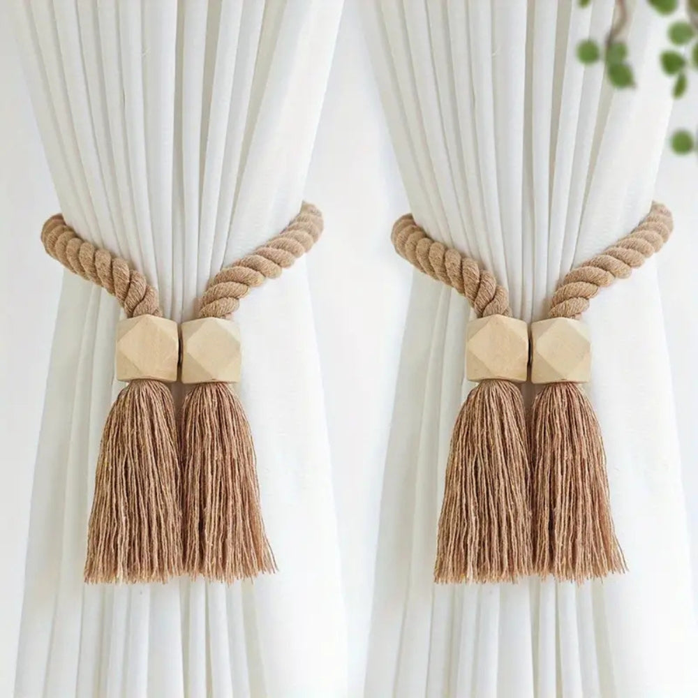 Lot de 2 embrasses rideaux artisanales en bois et pompons, esprit naturel, déco rustique.