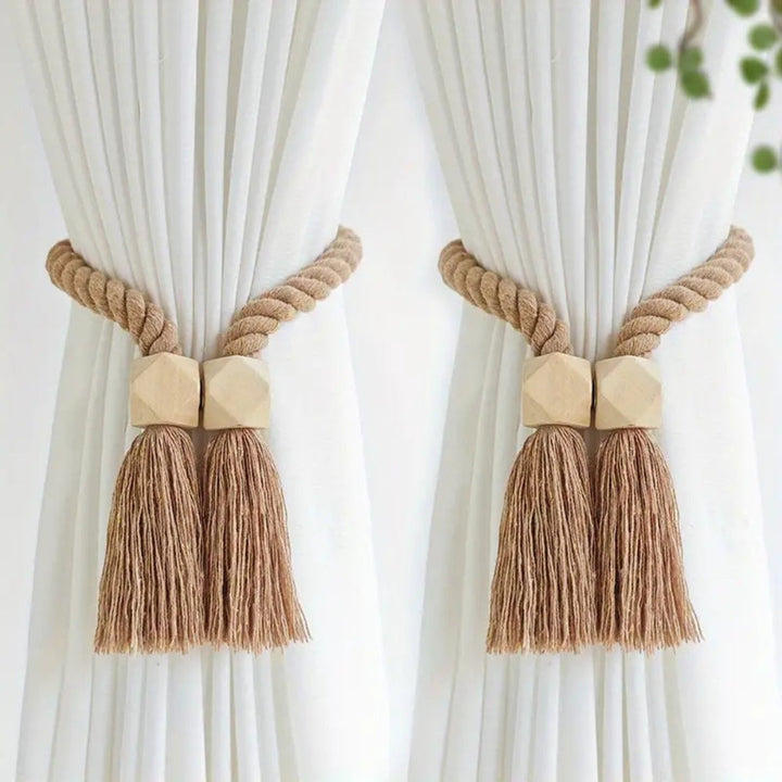 Lot de 2 embrasses rideaux artisanales en bois et pompons, esprit naturel, déco rustique.