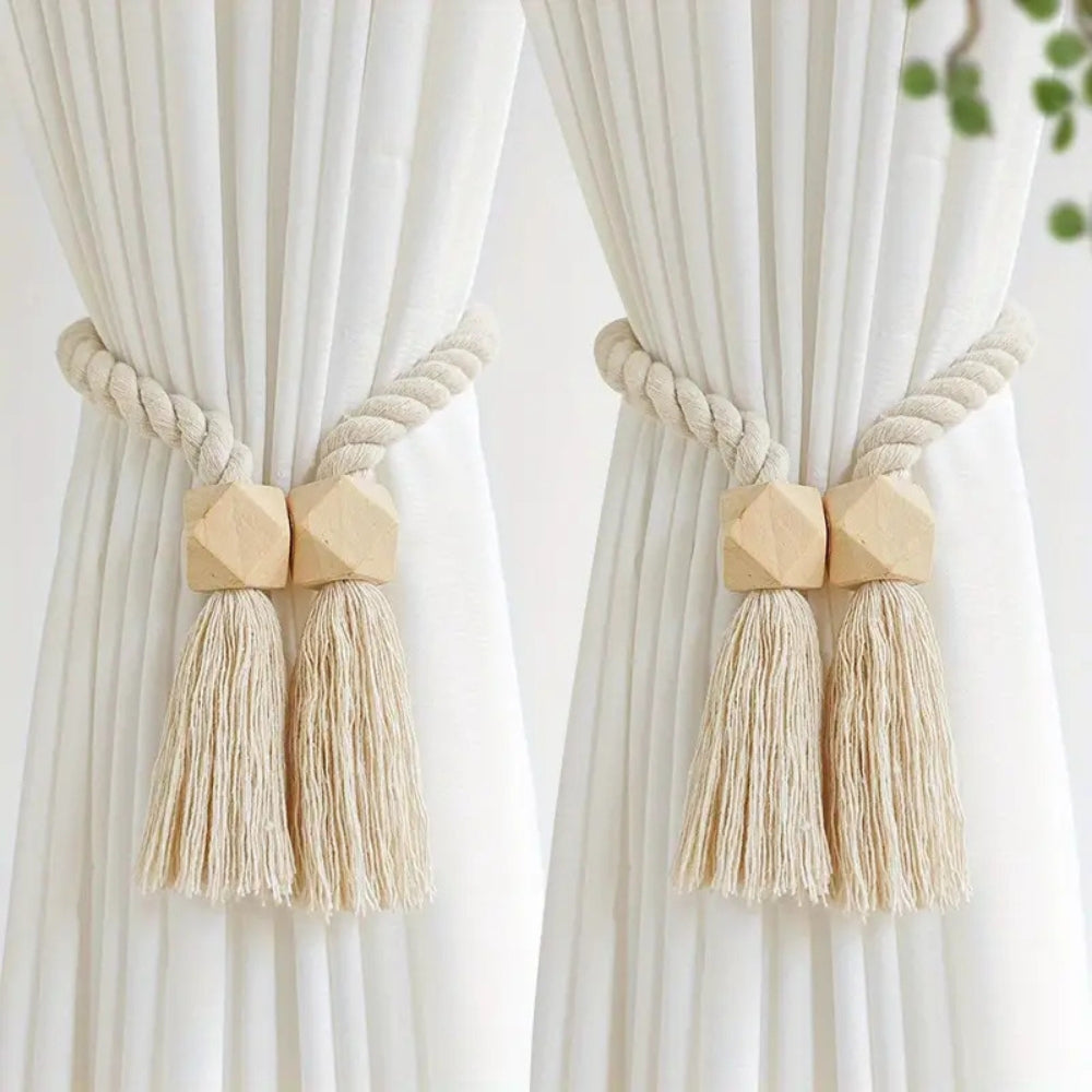 Duo d'embrasses rideaux en bois avec pompons décoratifs, pour une ambiance naturelle et chaleureuse.