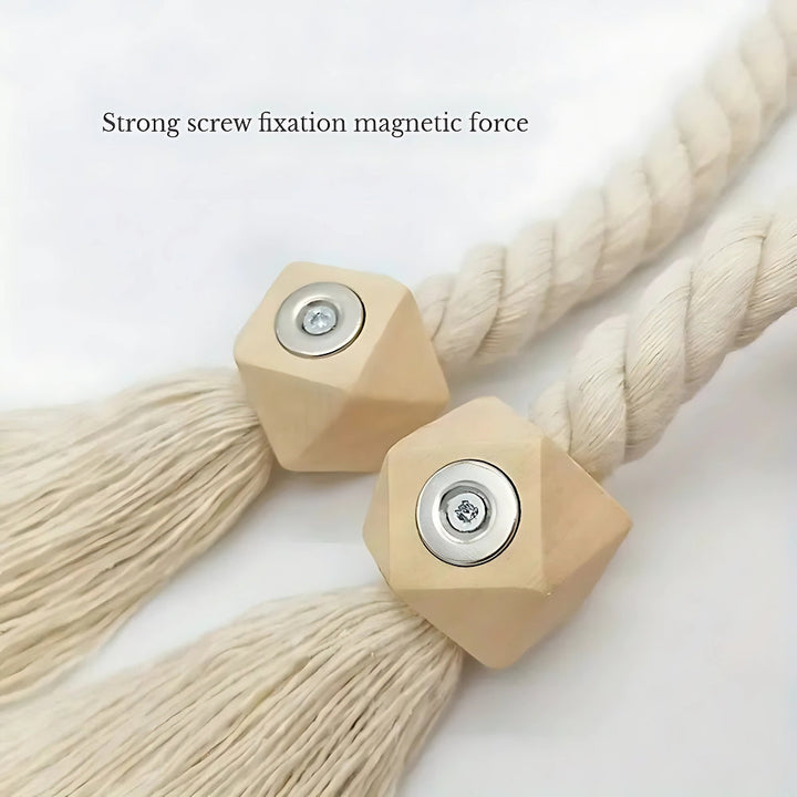 Embrasses à rideaux en perles de bois naturel avec pompons, accessoire déco maison rustique.