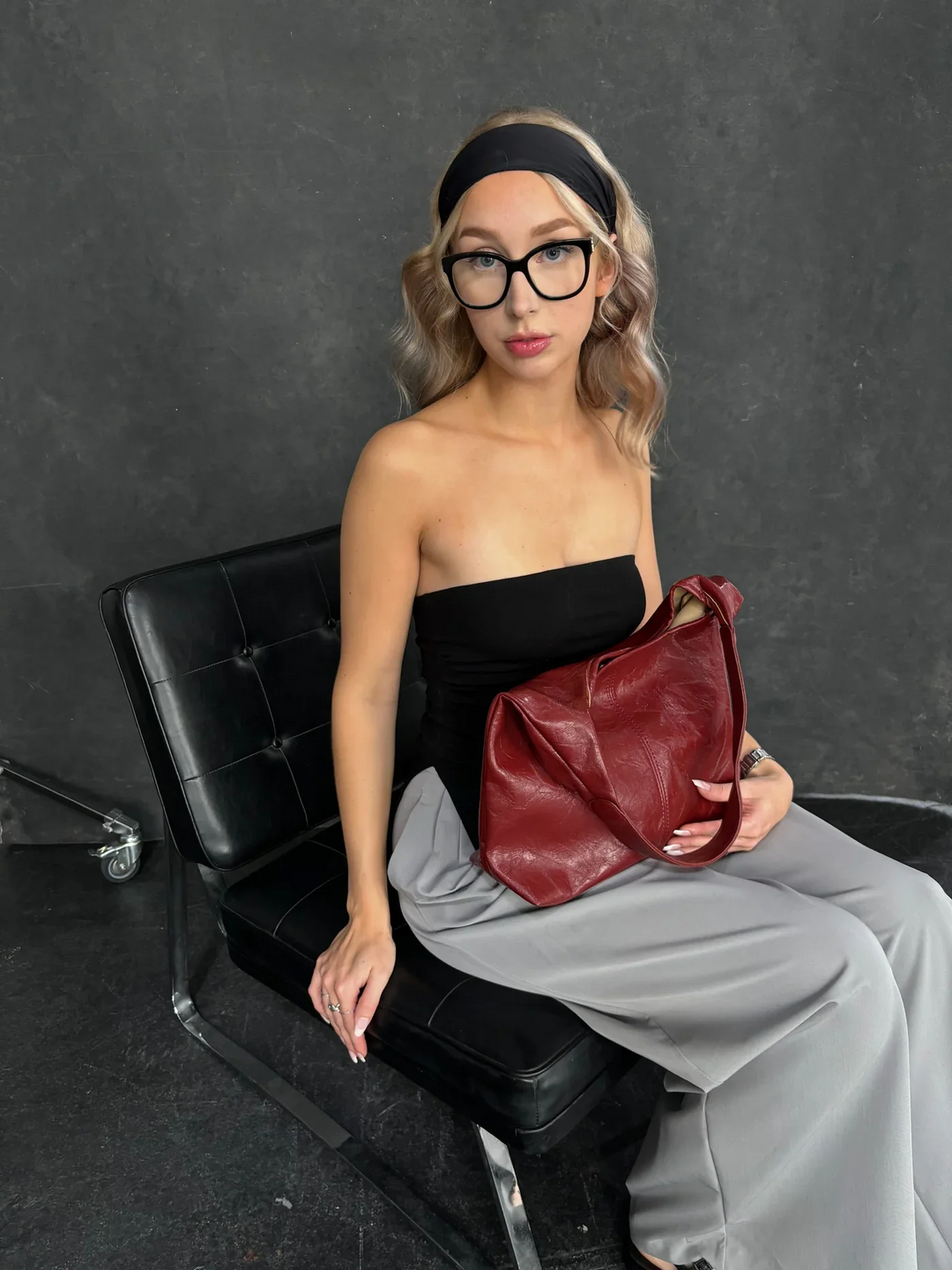 Sac à main grand format en cuir blanc, bandoulière ajustable. Accessoire mode féminin durable et stylé.