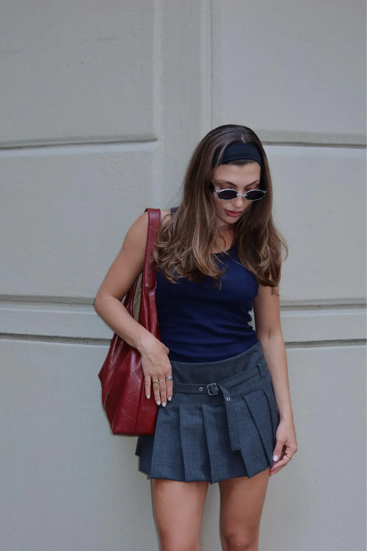 Sac à bandoulière noir en cuir véritable pour femme. Design élégant et fonctionnel, parfait pour le quotidien.