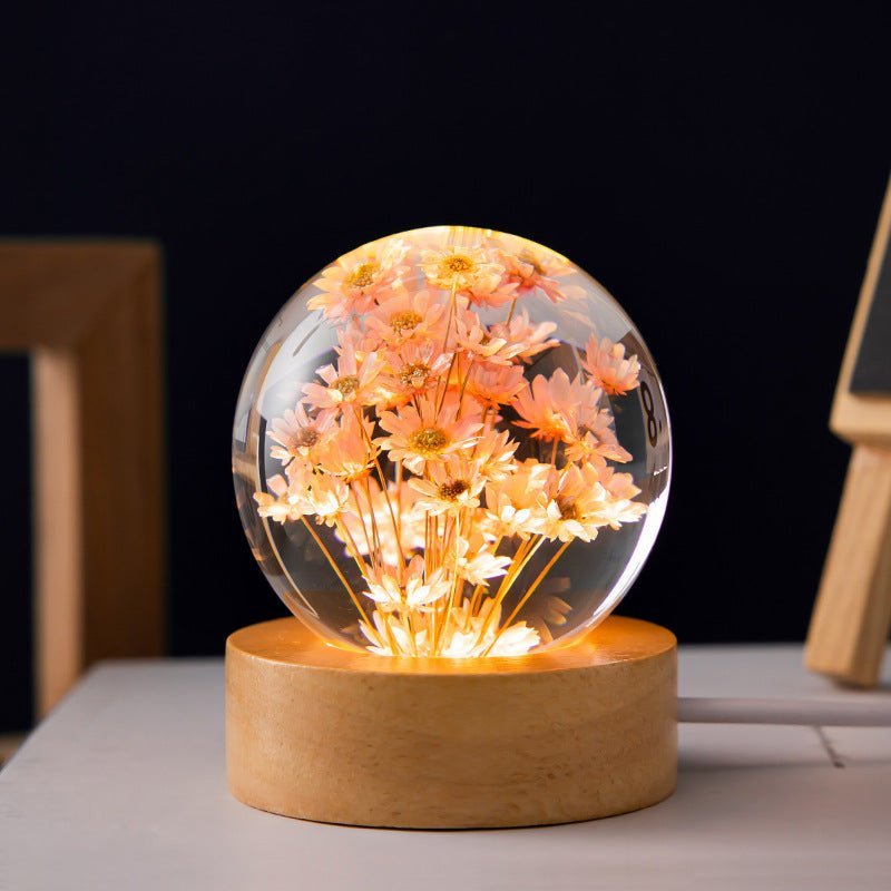 Lampe de table boule cristal avec fleurs éternelles Lumora. Crée une atmosphère chaleureuse pour toute décoration maison.