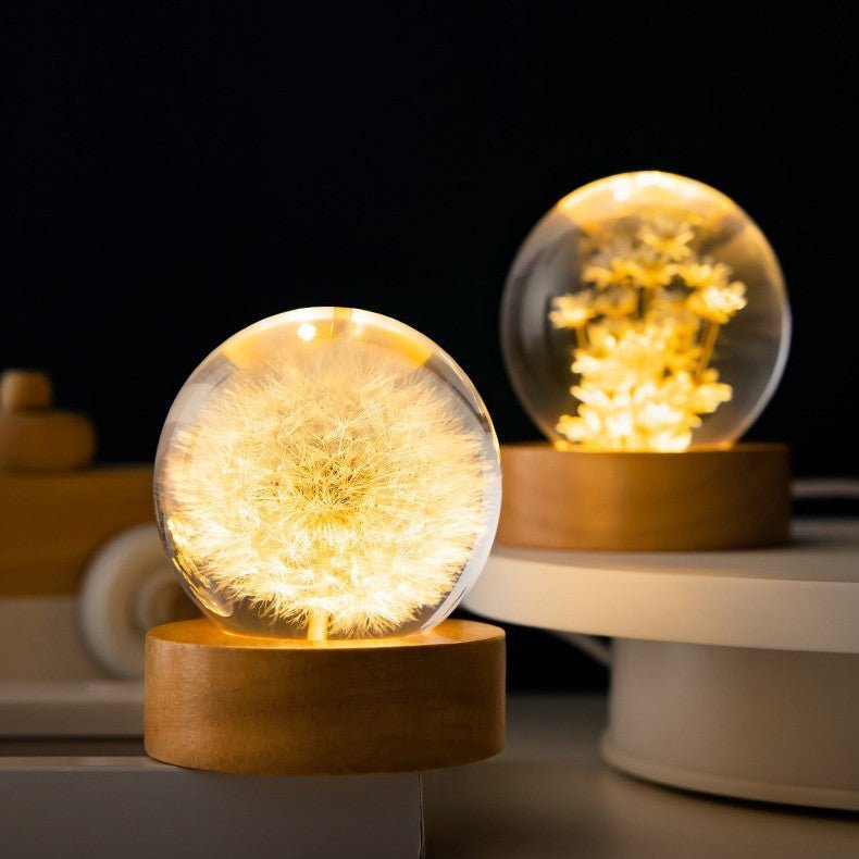 Luminaire lampe boule cristal avec marguerites éternelles. Décoration maison élégante et cadeau unique pour l'intérieur.