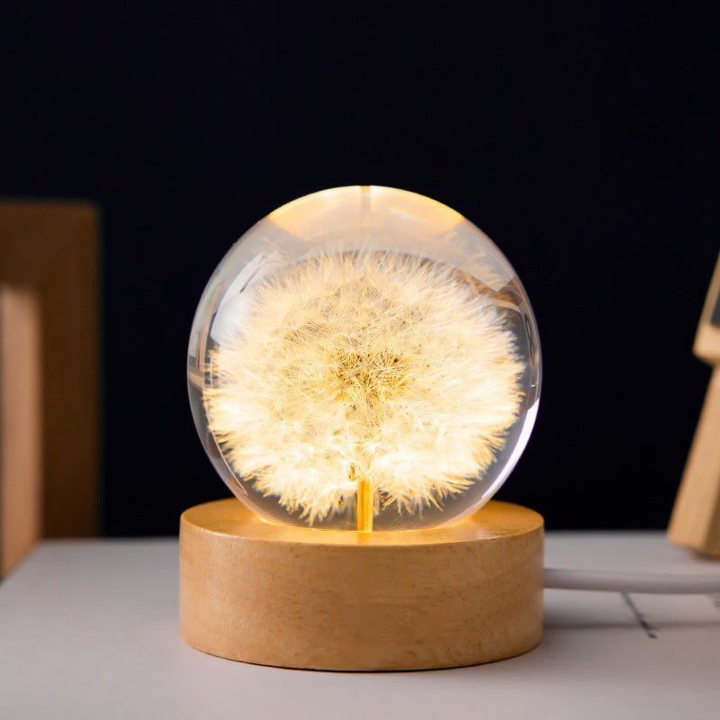 Lampe boule cristal, fleurs éternelles et base hêtre. Un luminaire raffiné pour une décoration maison moderne et ambiance unique.