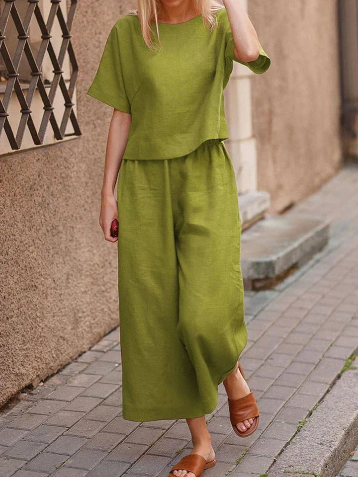 Ensemble décontracté femme, pantalon ample et haut confortable. Parfait pour le printemps et l'été, look casual polyvalent.