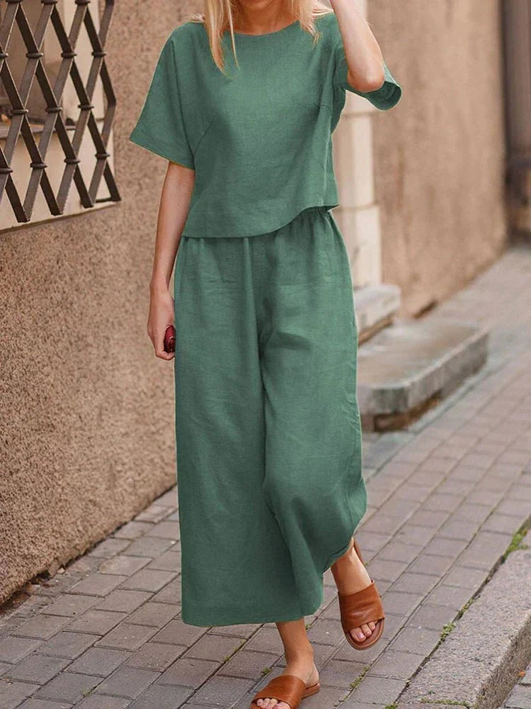 Ensemble casual femme : haut col rond et pantalon large. Tissu confortable et coupe ample pour une mode décontractée chic.