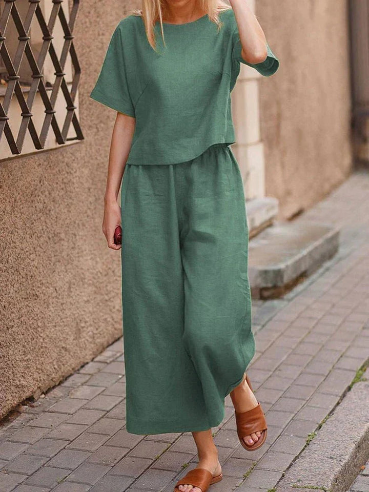 Ensemble casual femme : haut col rond et pantalon large. Tissu confortable et coupe ample pour une mode décontractée chic.