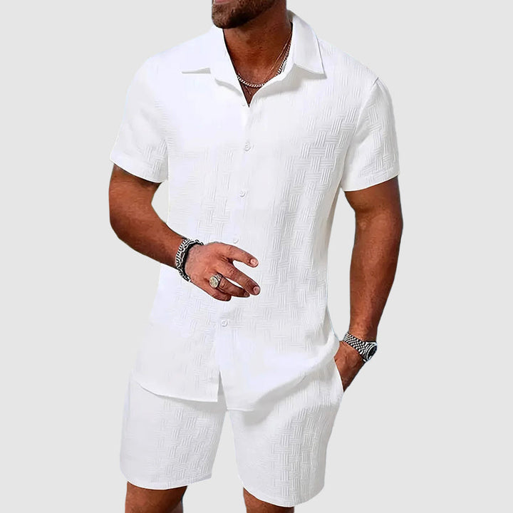 Tenue homme décontractée bleu clair, chemise et short confortables pour la mode été et les vacances.