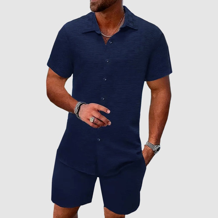 Élégant ensemble chemise short homme blanc pour l'été. Vêtements homme, style estival parfait pour les vacances.