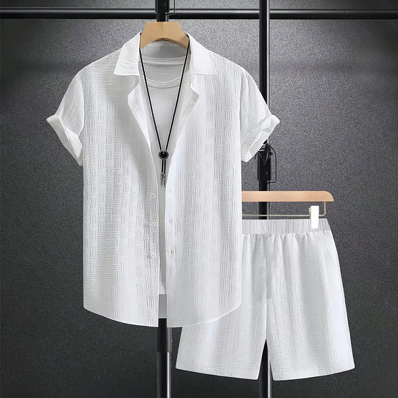 Ensemble chemise et short homme, tenue décontractée et confortable pour l'été. Idéal pour les vacances et le style estival.