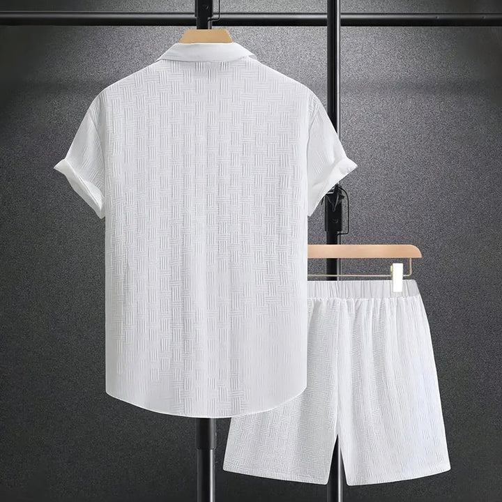 Vêtements homme : ensemble chemise et short léger pour l'été. Style décontracté et élégant pour les vacances.
