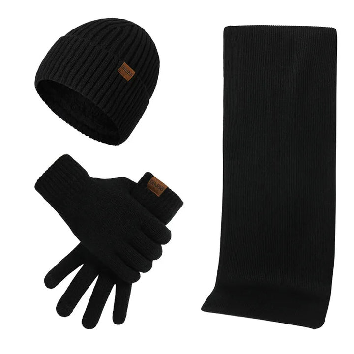 Détail texturé d'un ensemble hiver homme noir : bonnet, écharpe et gants tricotés. Kit chaud et doux.