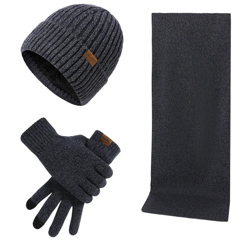 Homme portant fièrement son ensemble hiver coordonné : bonnet, écharpe, gants. Accessoires élégants et chauds.