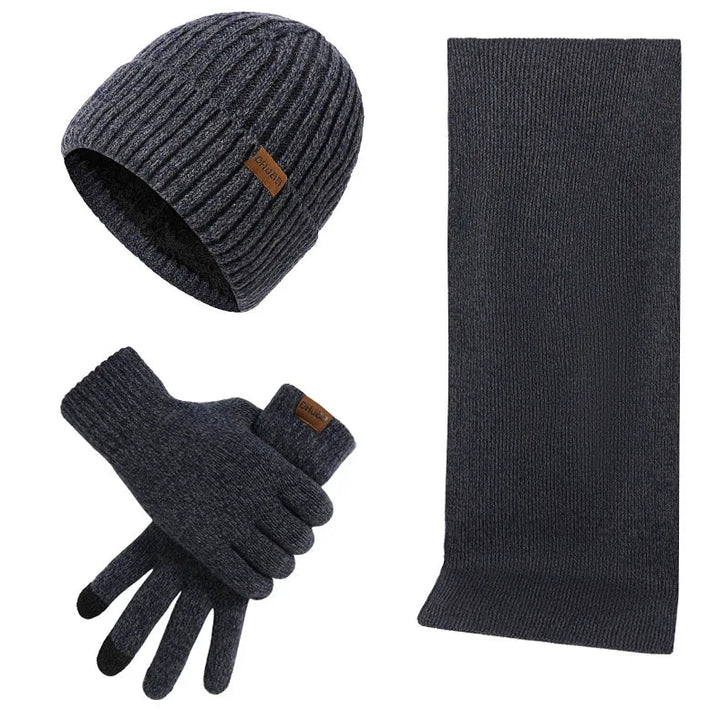 Homme portant fièrement son ensemble hiver coordonné : bonnet, écharpe, gants. Accessoires élégants et chauds.