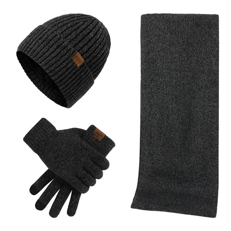 Ensemble hivernal homme plié avec soin : bonnet, écharpe et gants. Idée cadeau parfaite pour un hiver douillet.