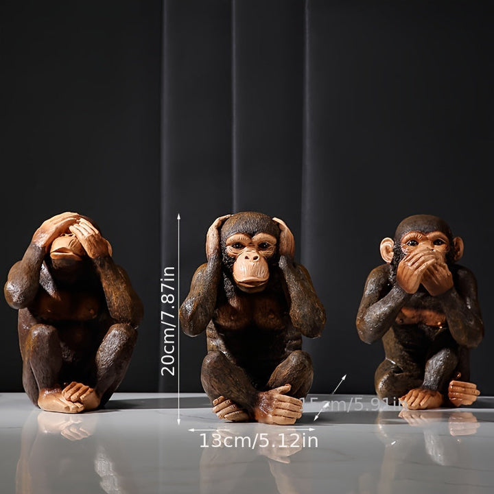 Gros plan sur une statuette singe sage 'ne rien voir', en résine, décoration zen pour intérieur/jardin.