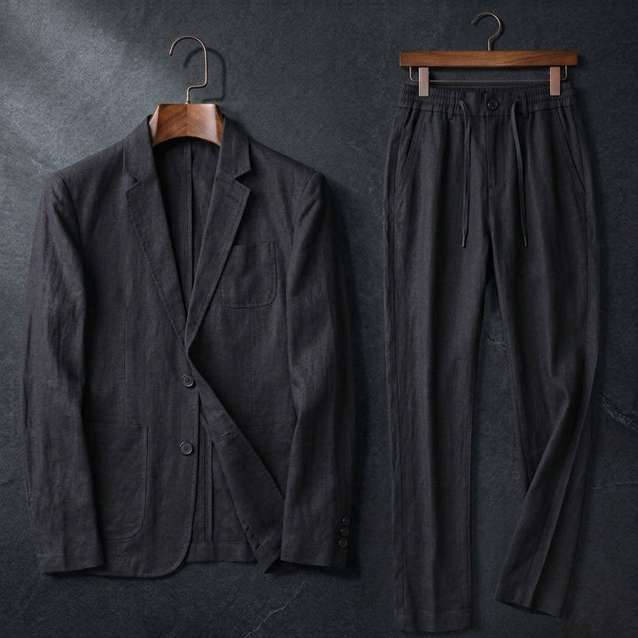 Homme en ensemble costume élégant et confortable, style décontracté estival, parfait pour mariage ou garde-robe d'été.
