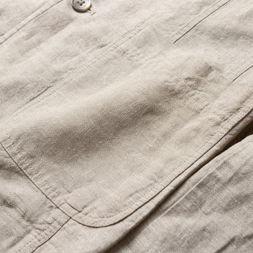 Détail du tissu respirant de l'ensemble costume homme décontracté, élégance chic et confort pour tenue estivale.