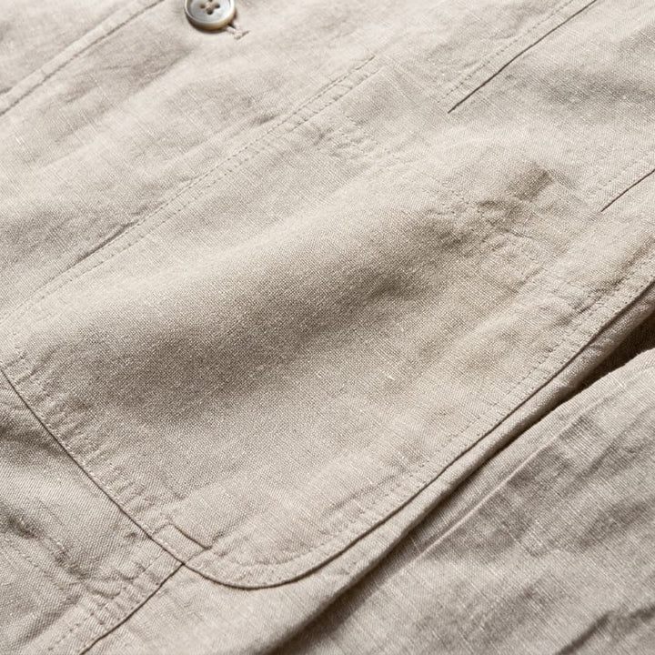Détail du tissu respirant de l'ensemble costume homme décontracté, élégance chic et confort pour tenue estivale.