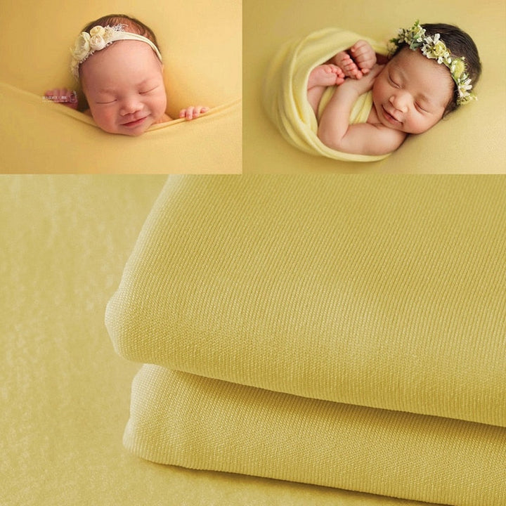 Photo nouveau-né : mousseline pour emmaillotage sur toile de fond claire.