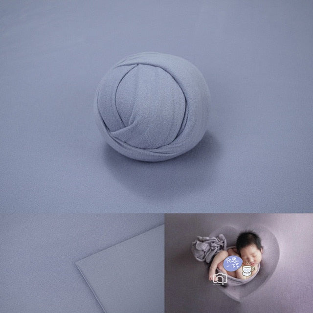 Accessoire photo naissance : mousseline douce et toile de fond assortie.