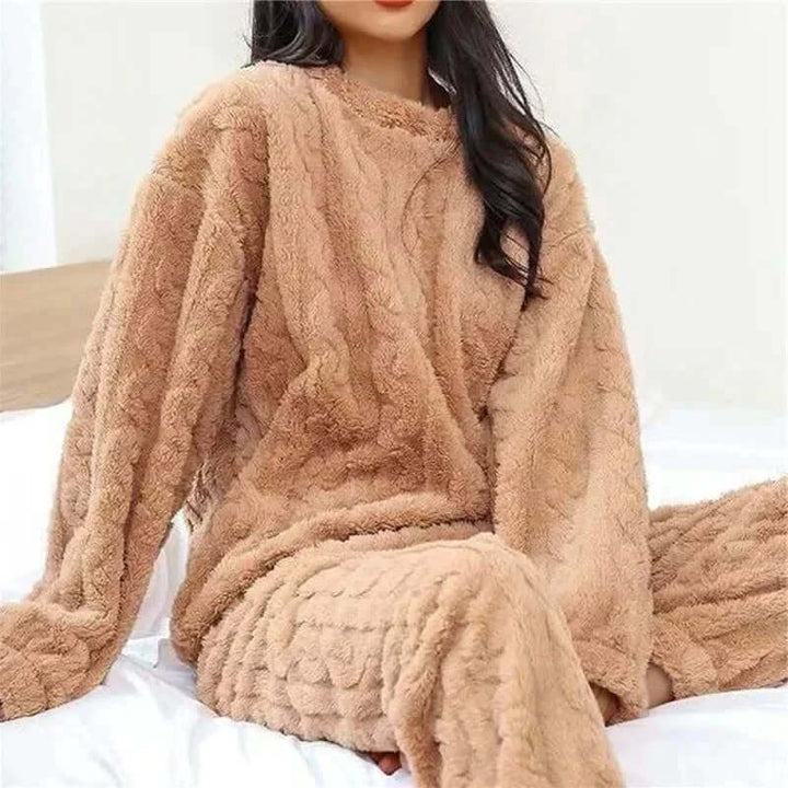 Tenue d'intérieur femme confortable, ensemble pyjama doux, chaud et douillet pour se relaxer.